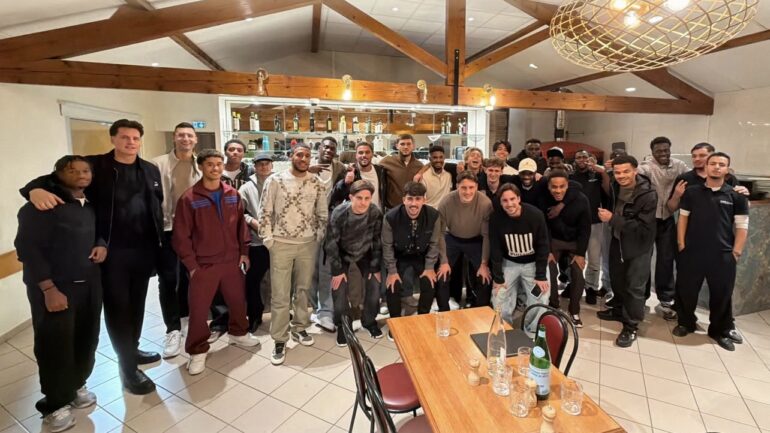Les joueurs de l'OL réunis au restaurant, à l'initative de Moussa Niakhaté